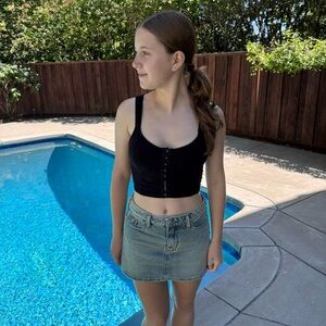 black ribbed hook-and-eye cropped tank – tillys